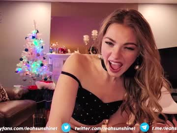 girl
        leahsunshine cam image #3203200