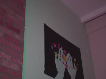 girl
        hoolybunny cam image #1564579