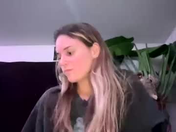 girl
        bananascoconutz cam image #3483607