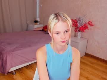 girl
        evelyncantu cam image #2609457
