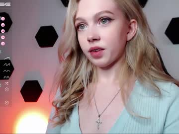 girl
        small_blondee cam image #1210522