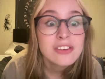 girl
        sarahmartin420 cam image #1932540
