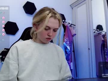 girl
        small_blondee cam image #1447054