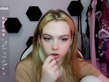 girl
        small_blondee cam image #1497375