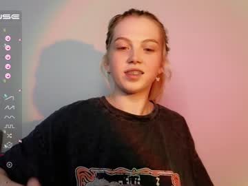 girl
        small_blondee cam image #1655661