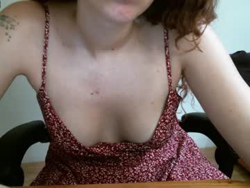 girl
        laura_lady_red cam image #1852349