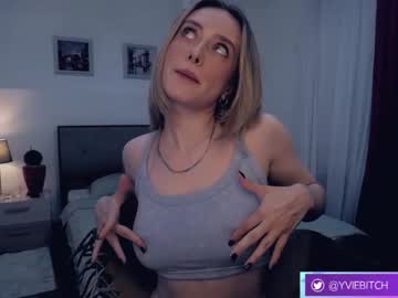 girl
        _yvie_ cam image #1871097