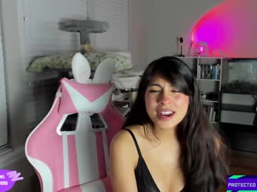 girl
        violetttflowers cam image #1703212