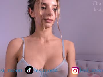 girl
        lesi_moon cam image #3420532