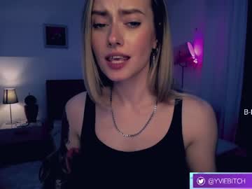 girl
        _yvie_ cam image #1986440