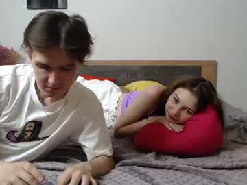 couple
        peachessweb cam image #1830311