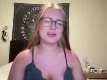 girl
        sarahmartin420 cam image #1858292