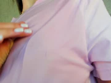 girl
        look_at_show cam image #1556550