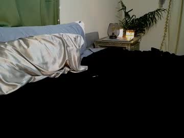girl
        petite_milfdd cam image #3419608