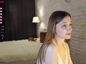 girl
        sophie_burn cam image #1094670
