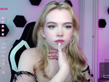girl
        small_blondee cam image #1394905