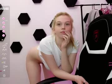 girl
        small_blondee cam image #1482508