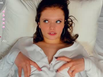 girl
        maisyporterson cam image #3465319