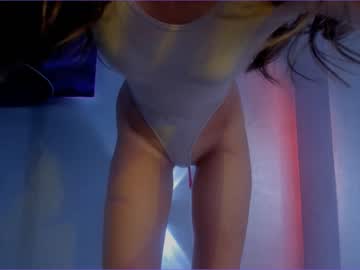 girl
        juliabeng1 cam image #1937040