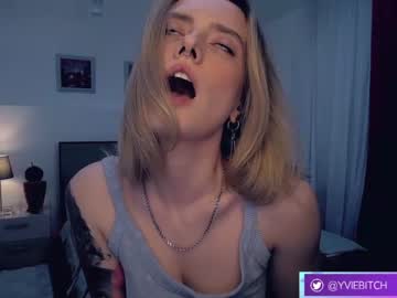 girl
        _yvie_ cam image #1871232
