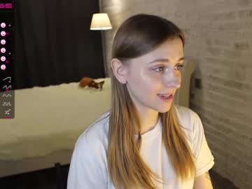 girl
        sophie_burn cam image #1093473