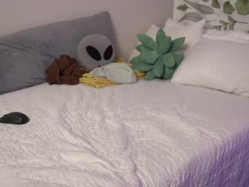 girl
        emma_ruby cam image #2123352