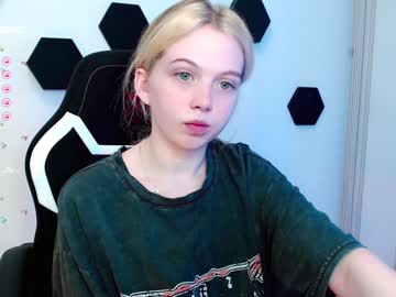 girl
        small_blondee cam image #1417776